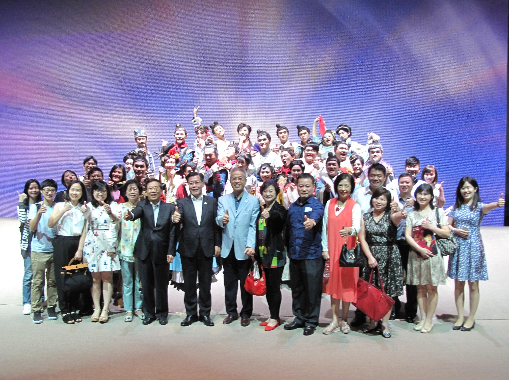 駐新加坡台北代表處梁國新代表(第一排左七)、旅星僑胞106年1月20日赴新加坡名勝世界劇場觀賞「木蘭少女」音樂劇演出後與演員合影。