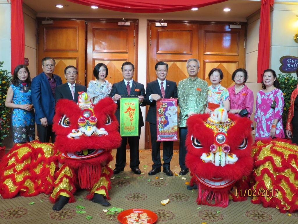 本處梁代表國新(左6)106年2月11日與新加坡台北工商協會陳會長正旻夫婦（左5及4）及僑務榮譽職人員在舞獅獻瑞後合影。