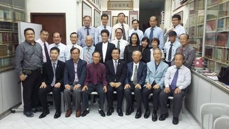駐新加坡台北代表處代表梁國新106年4月15日與同德書報社新任理事會全體人員合影。