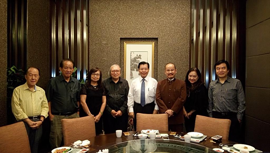 駐新加坡台北代表處代表梁國新(右四)與「新加坡美術總會」會長梁振康(左四)及會員就雙邊藝術文化交流交換意見。(106年5月11日)