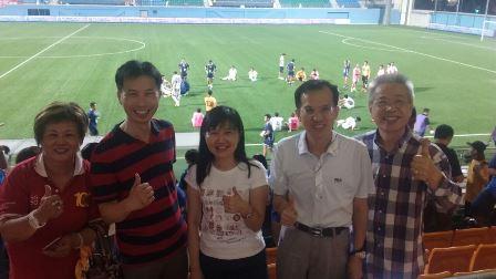 駐新加坡台北代表處副代表戴輝源(右二)、僑務委員陳正吉(右一)、新加坡台北工商協會副會長黃秀琴(左一)、中華航空新加坡分公司總經理陳宗琪(左二)等共同到場為「中華民國足球協會」代表隊加油。（106年6月10日）