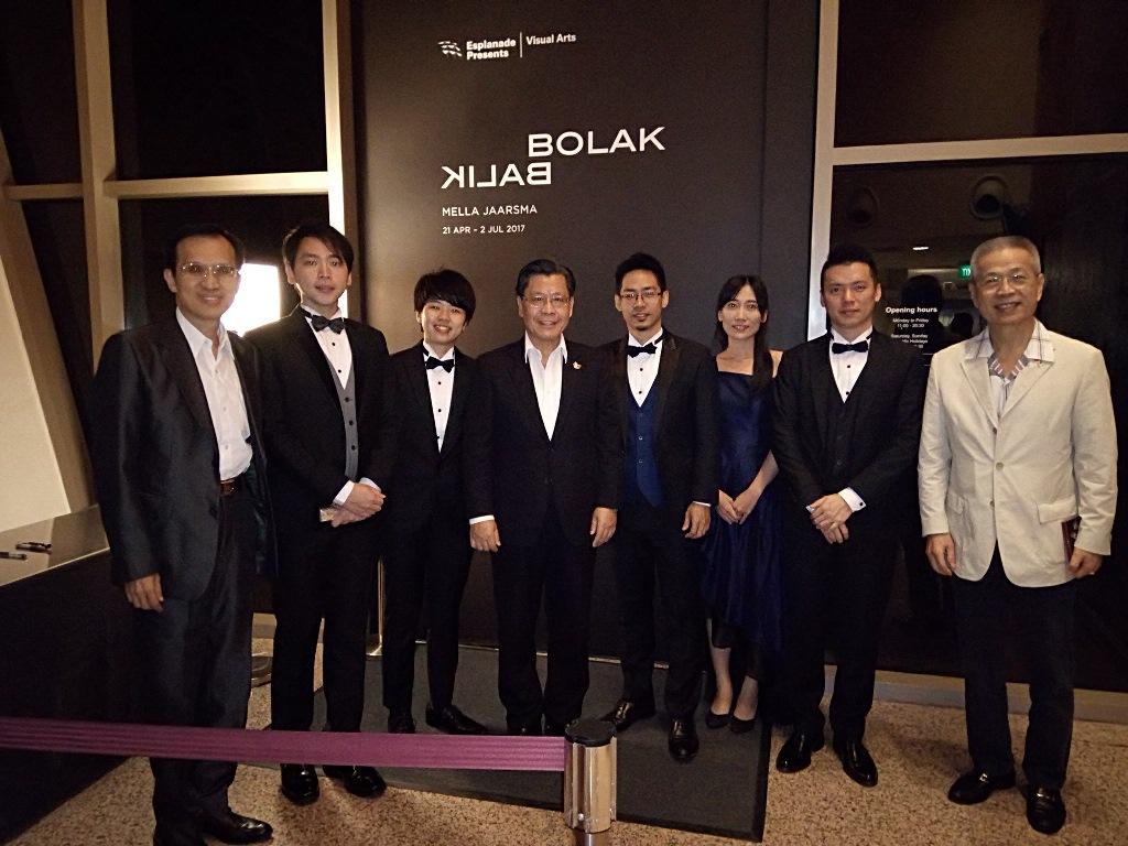 駐新加坡台北代表處代表梁國新(左四)、副代表戴輝源(左一)、僑務委員陳正吉(右一)於6月20日晚間出席觀賞「茱蒂口琴樂團」演奏會，梁代表感謝團員精彩表演，為國爭光。(106年6月20日)