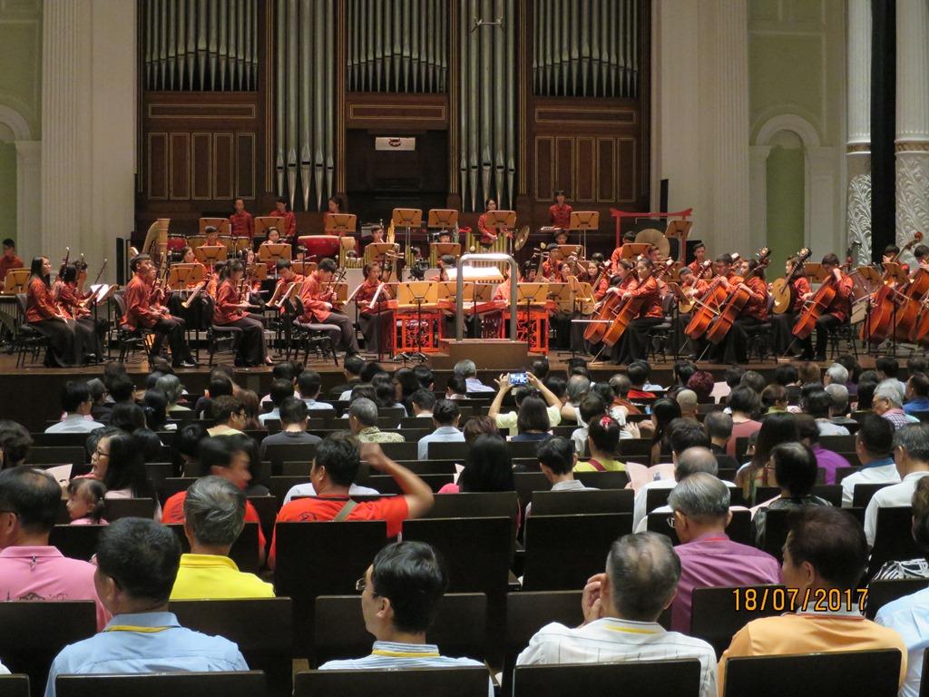 金門縣青少年國樂團7月18日晚間在新加坡Victoria音樂廳演出前。