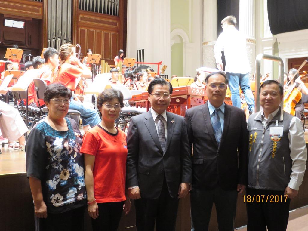 梁大使國新(中)與金門縣政府教育處李處長文良(右2)、僑務辦公室王執行長國才(右1)、金門縣青少年國樂團涂行政總監凱津(左2)及許副團長能麗(左1)於彩排時合影。