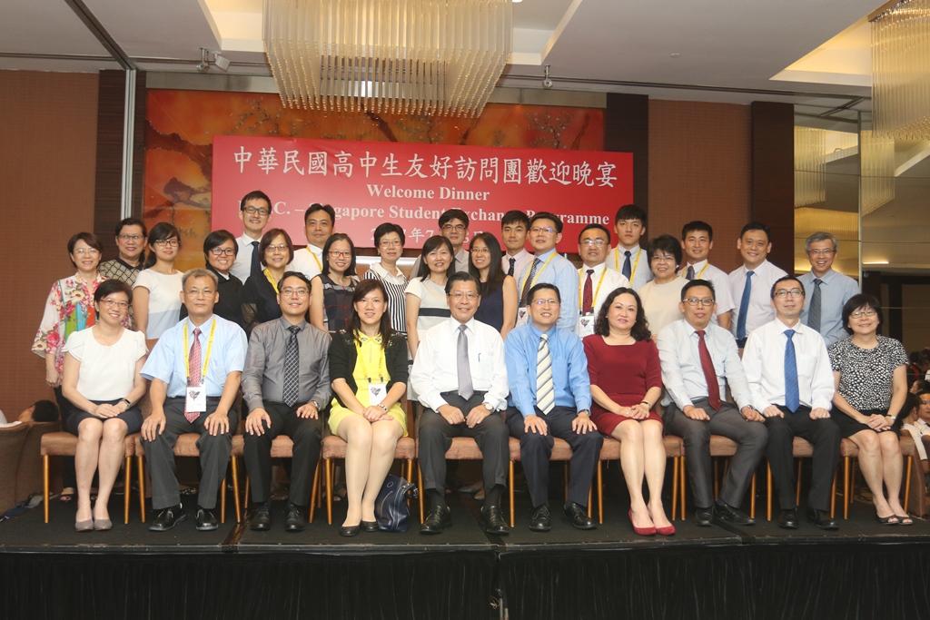 駐新加坡台北代表處代表梁國新(前排左五)與出席第34屆「中華民國高中生友好訪問團」歡迎晚宴的10所臺北市、新加坡高中師長合影。(106年7月18日)