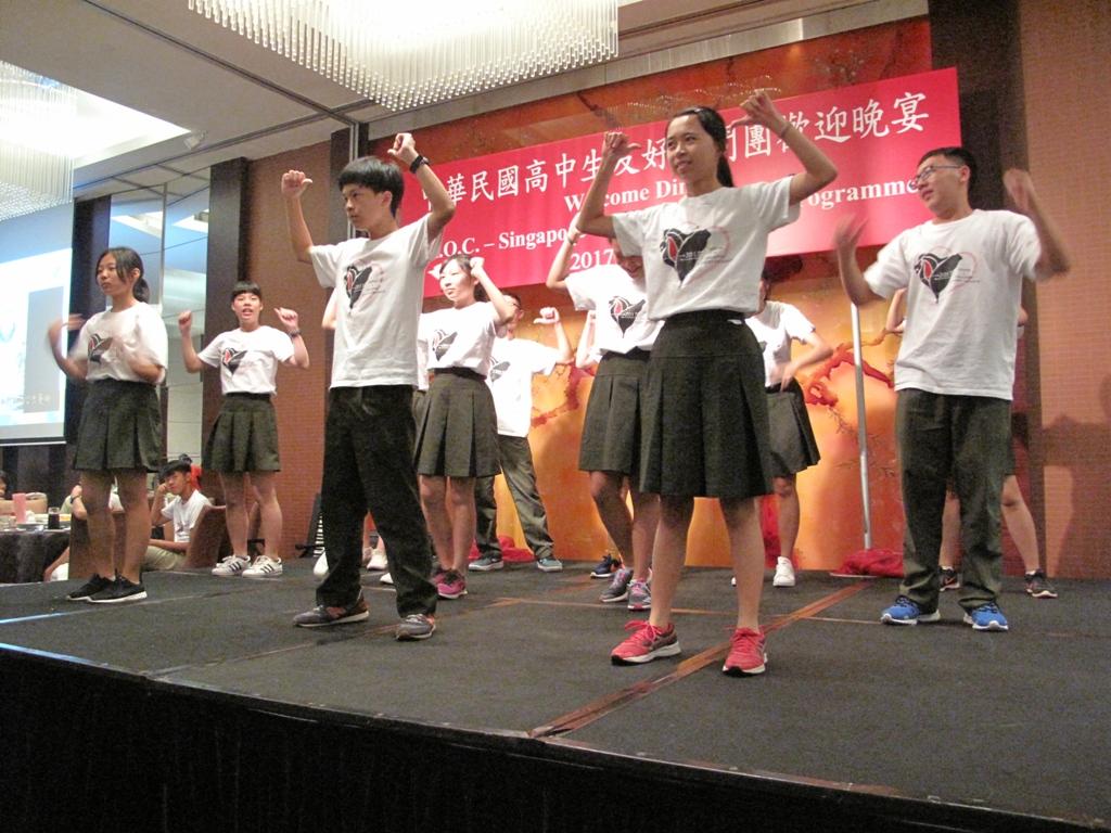 臺北市高中生在第34屆「中華民國高中生友好訪問團」歡迎晚宴充滿活力的表演，帶動現場熱烈氣氛。(106年7月18日)