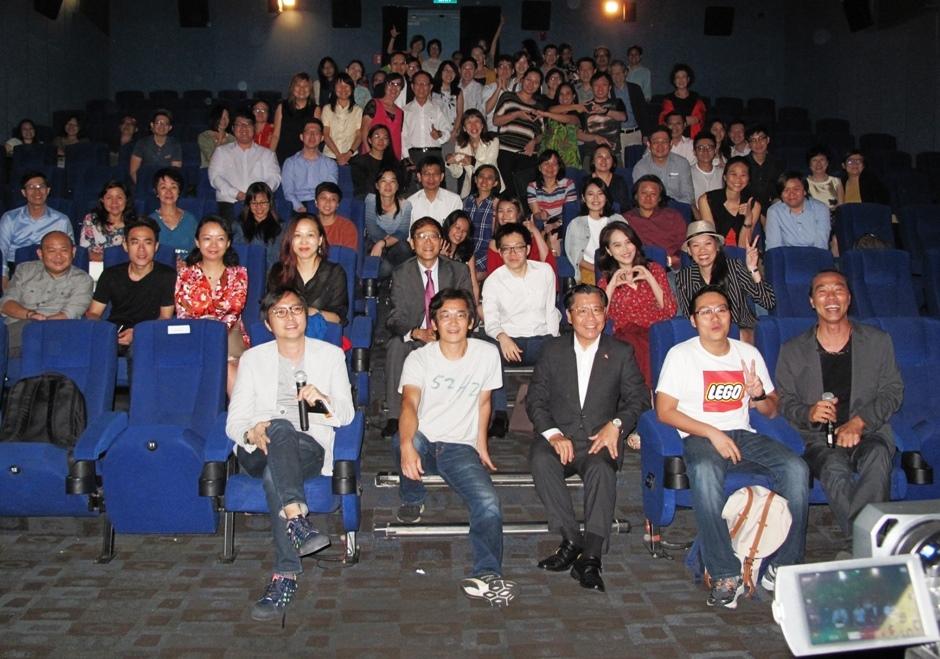 駐新加坡台北代表處代表梁國新(前排中)、魏德聖導演(前排左二)與新加坡觀眾一起觀賞「52赫茲我愛你」。(106年7月19日)
