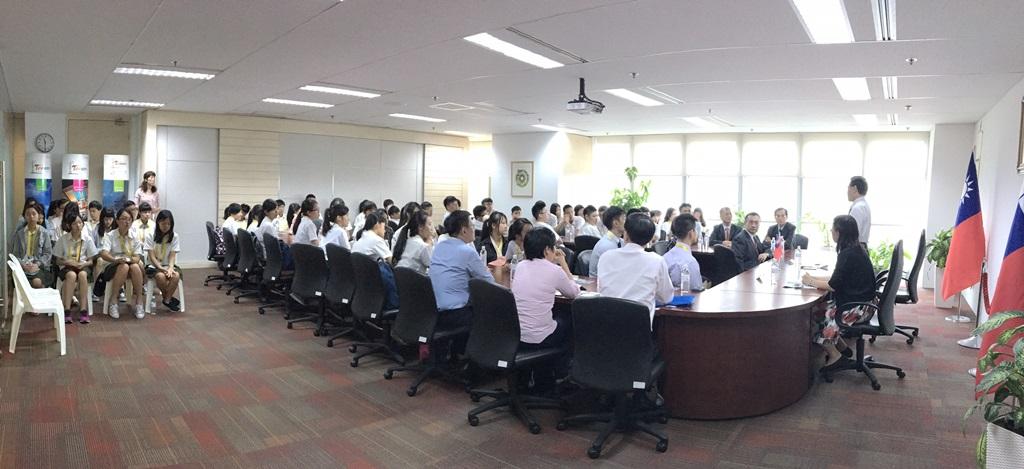 駐新加坡台北代表處代表梁國新期勉臺北市高中生多觀察及學習新加坡長處。(106年7月13日)