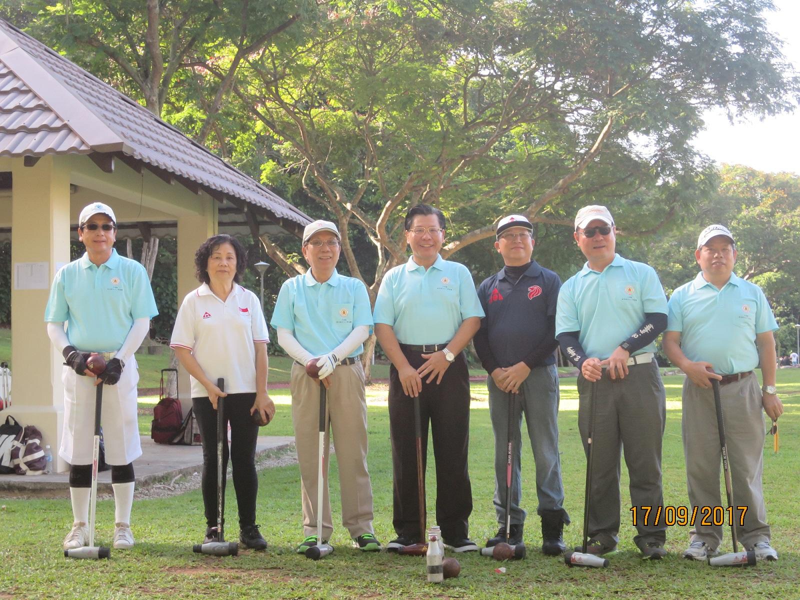 梁國新代表(右4)於國慶盃木球賽擊球儀式後與貴賓(自右起)國慶木球賽籌備主委僑務促進委員許慶育、新加坡台北工商協會會長陳正旻、新加坡木球協會會長鍾天祥、僑務諮詢委員鍾仕達、國際木球協會顧問黃清蓮及僑務顧問張嘉升合影。(106.9.17)