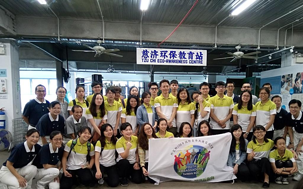 國際青年大使由團長秦日新(第二排右六)率領，參訪「新加坡慈濟」環保教育站，並隨同義工探訪弱勢家庭。(106.9.3)