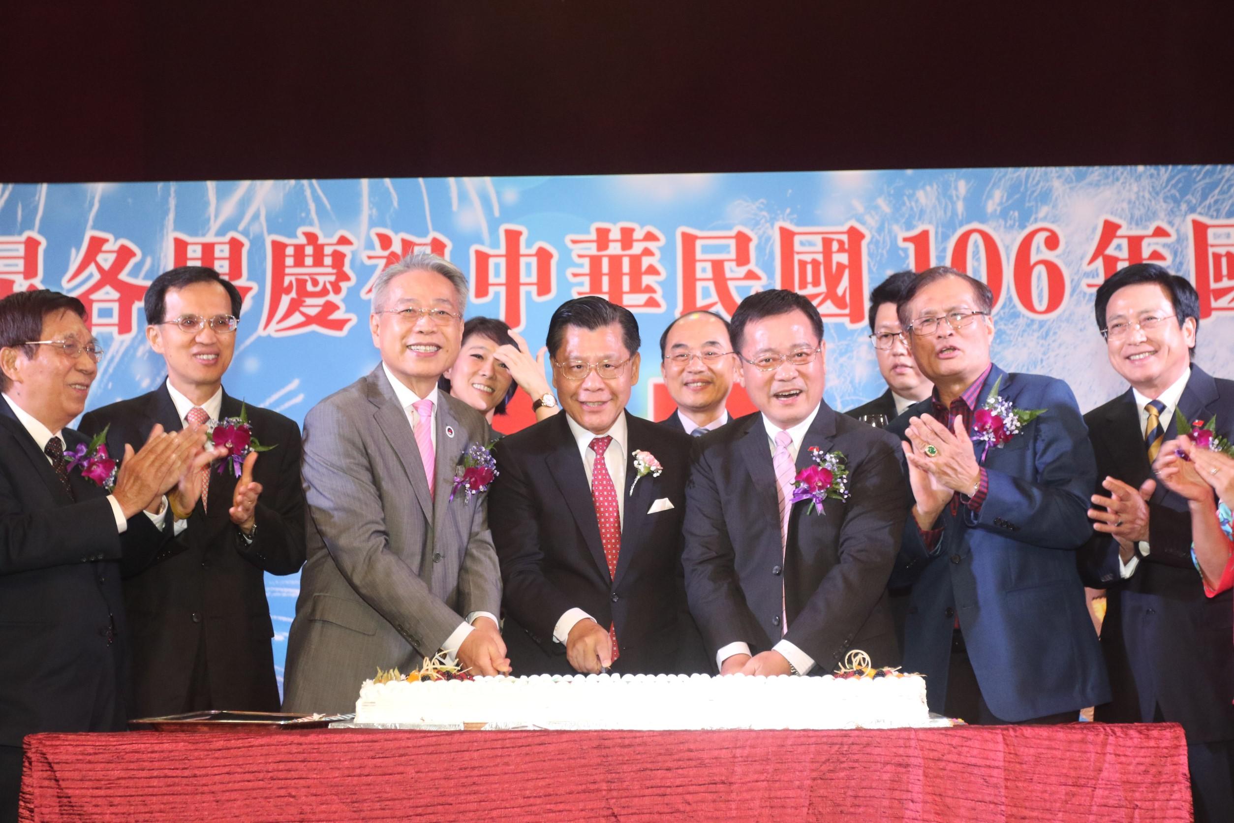 梁國新代表(右六)在與會貴賓的陪同下一起切生日蛋糕，祝賀中華民國生日快樂！
