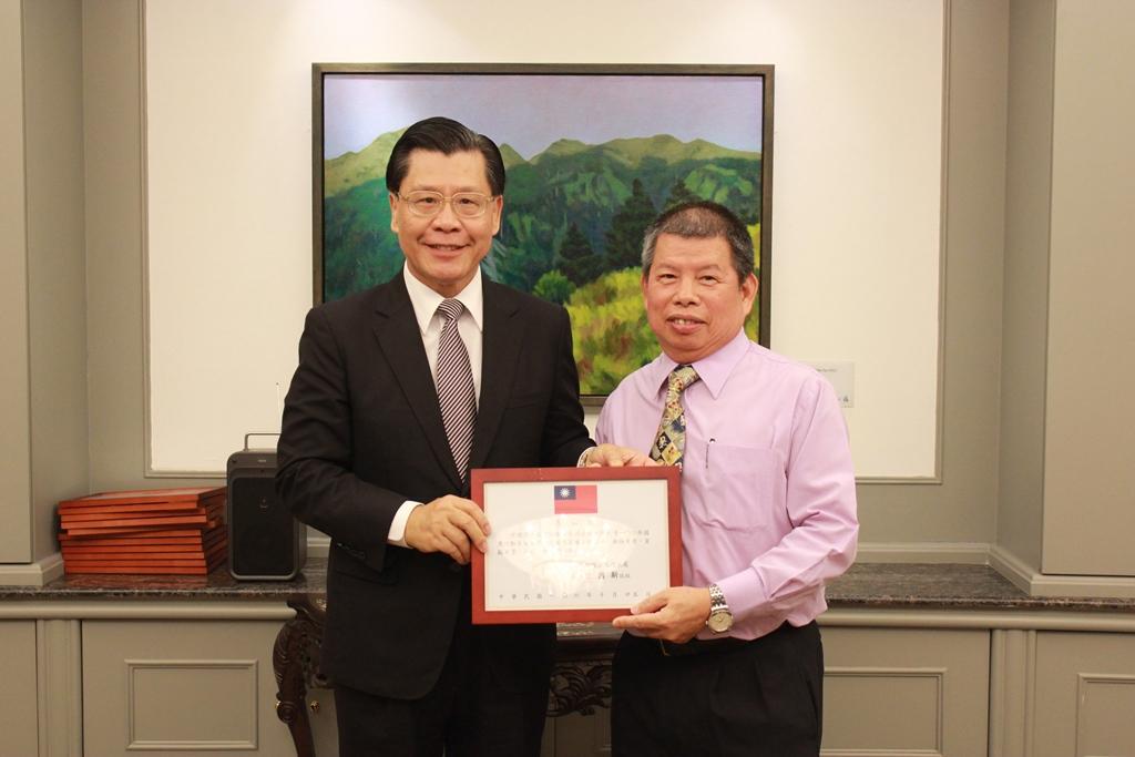 梁代表與獲頒感謝狀的木球協會名譽會長許慶育(僑務促進委員)合影。