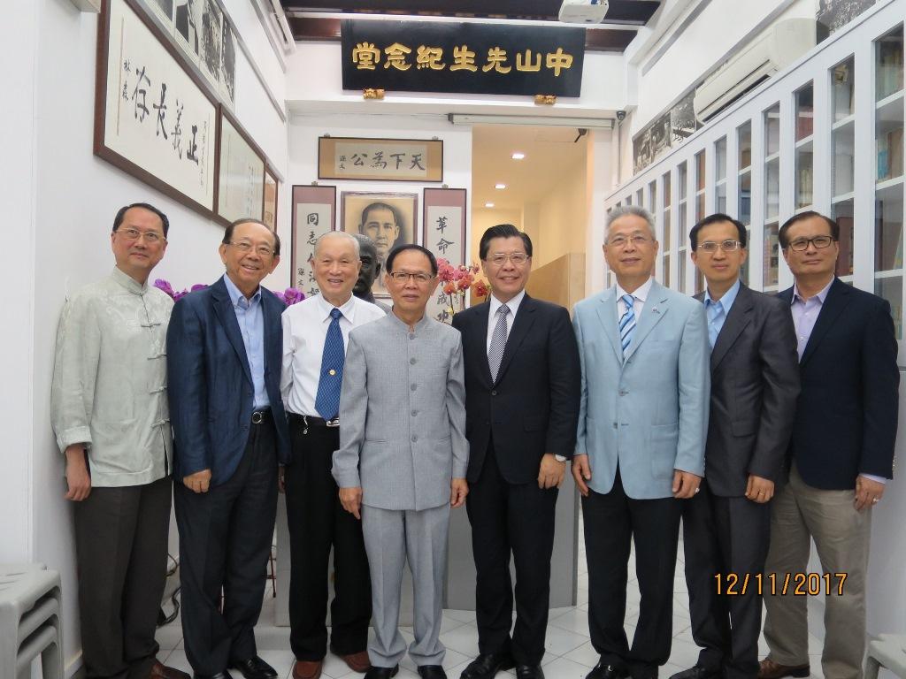 駐新加坡台北代表處代表梁國新(右4)於紀念大會與同德書報社社長湛承憲(右5)及其他出席貴賓合影。
