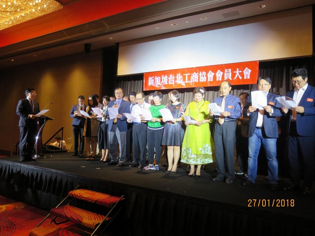 新加坡台北工商協會新任第16屆理事由新任會長施至隆(前排左1)帶領進行宣誓，本處代表梁國新(最左邊)應邀監誓。(107年1月27日)