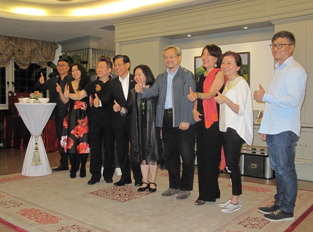 駐新加坡台北代表處代表梁國新(左四)與中華民國畫廊協會理事長鍾經新(左五)及采泥藝術總經理林清汶(左一)等國內畫廊負責人一起為臺灣藝術加油。(107年1月26日)