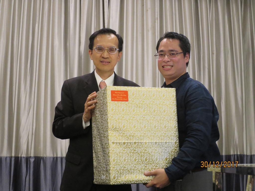 戴副代表輝源(圖左)與摸彩獲獎者新加坡台北工商協會會員吳健銘先生合影
