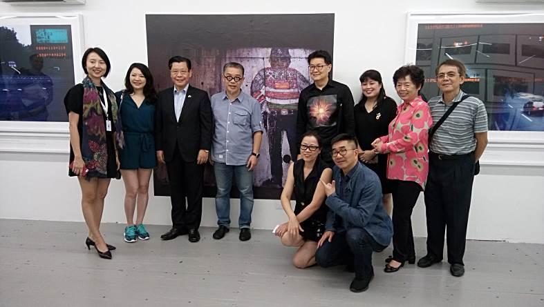 駐新加坡台北代表處梁國新代表(左三)出席周慶輝個展「真實劇場」開幕典禮，向新加坡國際攝影節主席Gwen Lee(右三)表示，盼未來推動更多臺星藝術交流。(107年1月27日)
