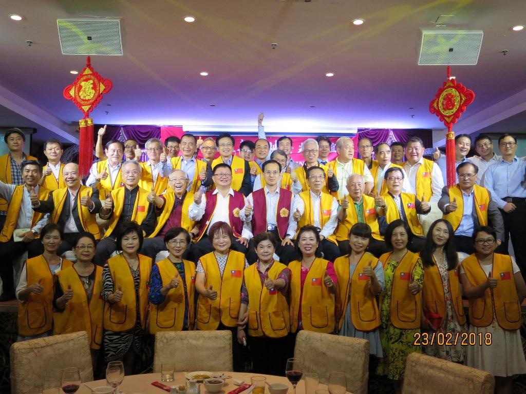 戴公使輝源(第二排左6)於新加坡榮光聯誼會舉辦之2018新春聯誼餐會與所有會員員眷合照。