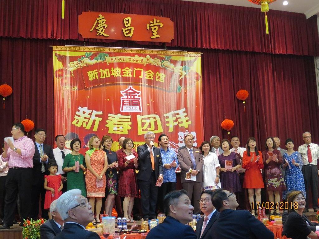 新加坡金門會館新春團拜大合唱，梁代表國新(右8)、蔡會長其生(右9)與所有董事員眷合唱3首迎春歌曲。(107年2月17日）