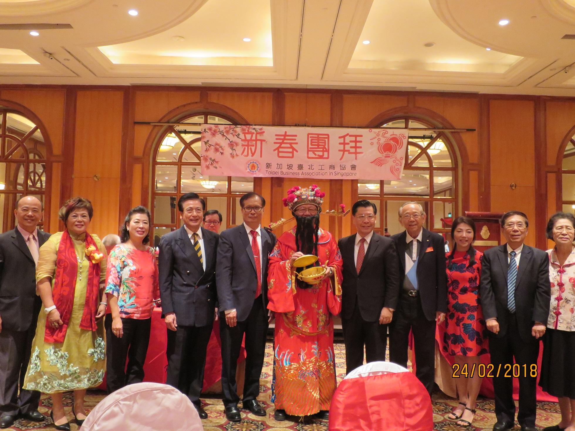本處梁代表國新(右5)、新加坡台北工商協會歷任名譽會長及幹部一齊與財神爺合照。
