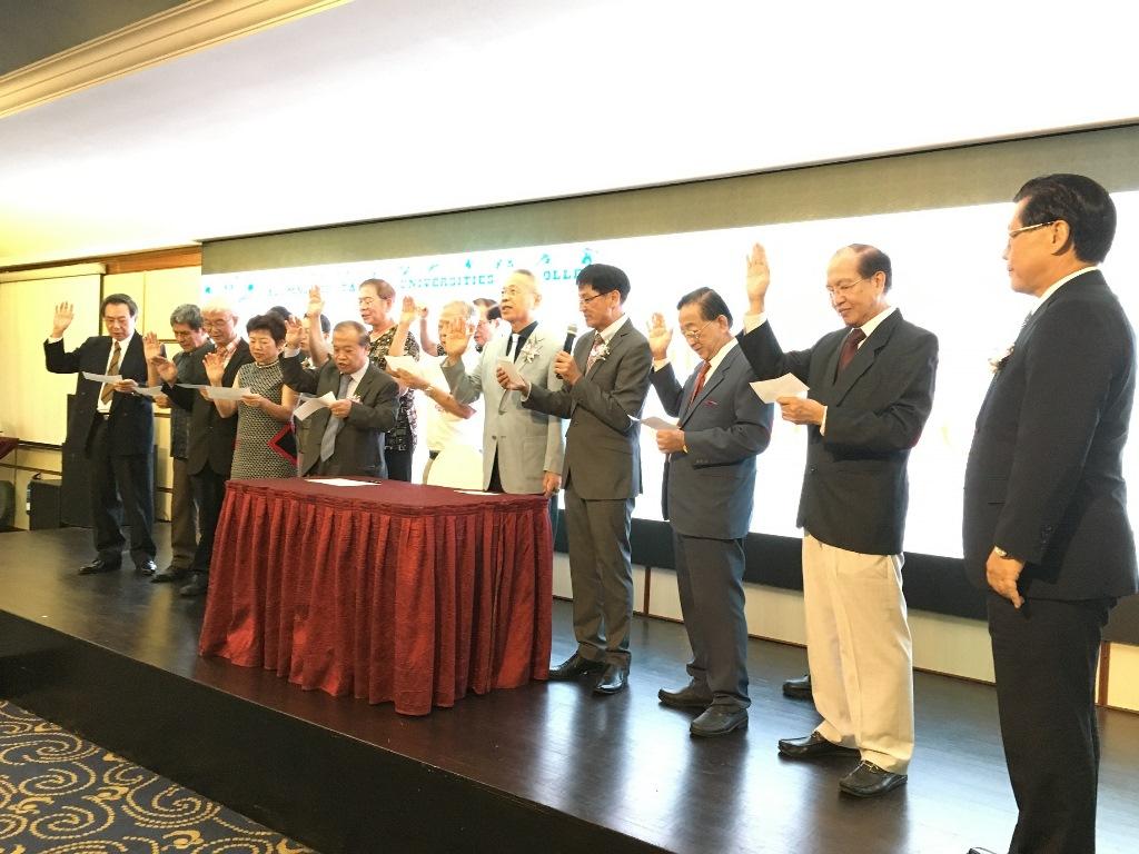 新加坡留台大專校友會第22屆新任理事宣誓就職，本處梁代表國新（右一）監誓。(107年5月19日)