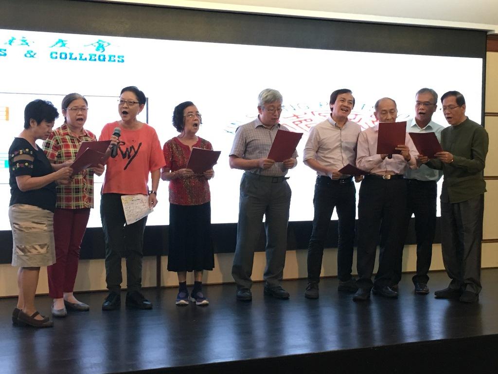 新加坡新聲詩社社員表演詩歌朗誦，其中最長青的社員（左四）高齡86歲，精神奕奕。(107年5月19日)