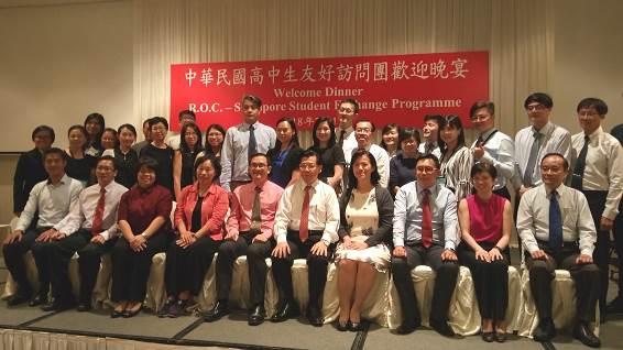 駐新加坡台北代表處代表梁國新(前排右五)於7月17日與出席第35屆「中華民國高中生友好訪問團」歡迎晚宴的10所臺、星高中師長合影。(107年7月17日)