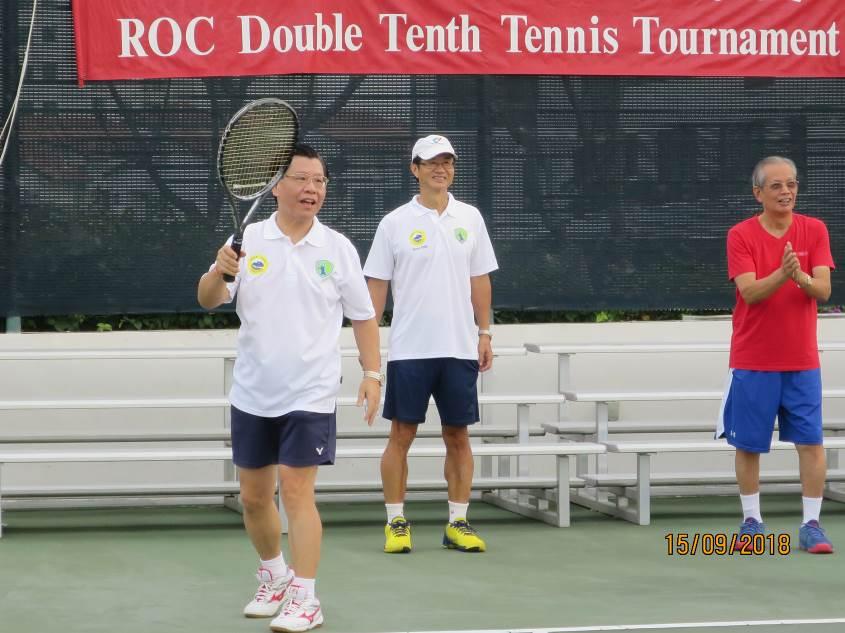 梁國新代表(左1)於國慶盃網球賽主持開球。