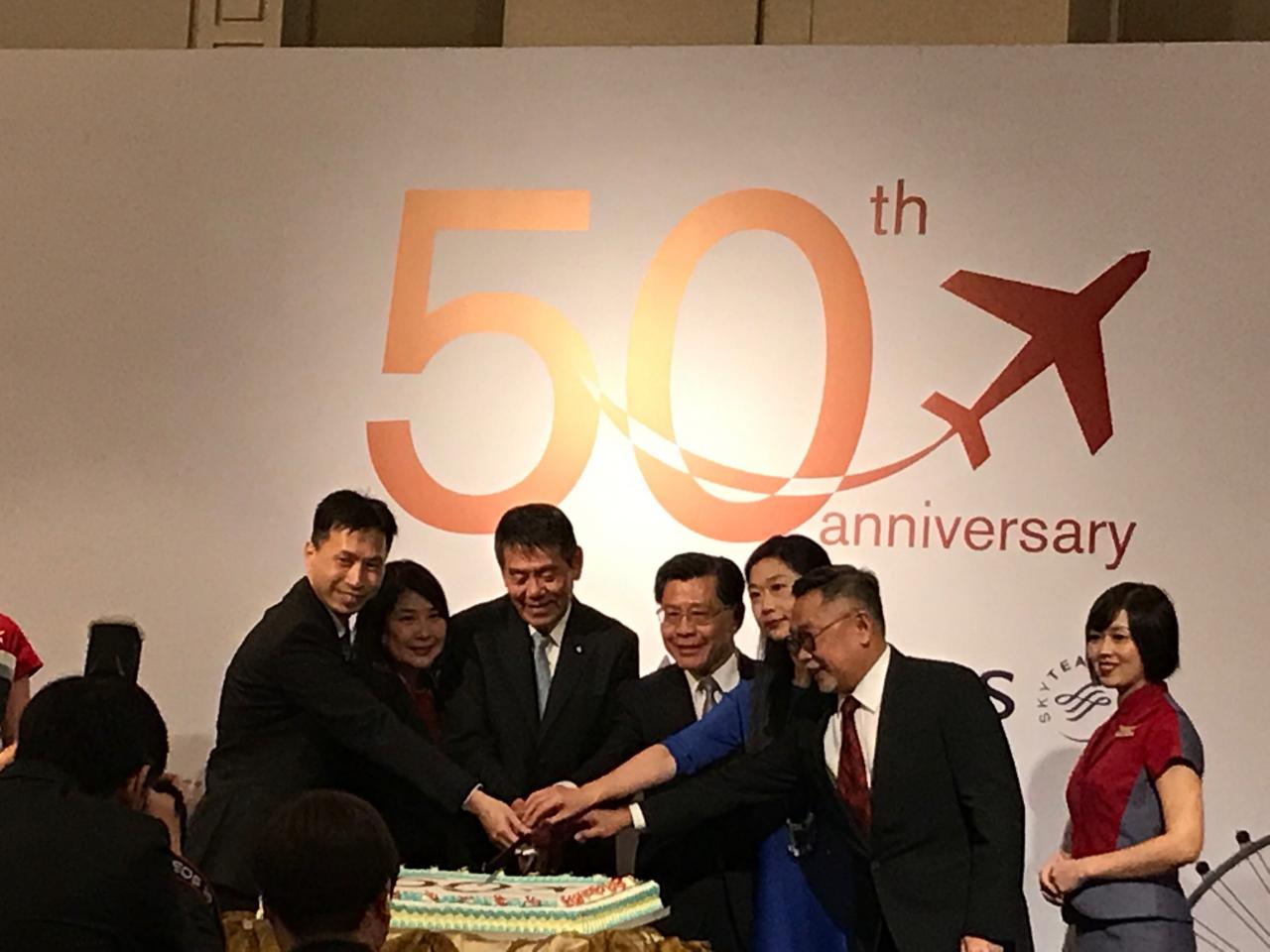 駐新加坡台北代表處代表梁國新(左四)及中華航空總經理謝世謙(左三)共同切蛋糕。(107年9月10日)