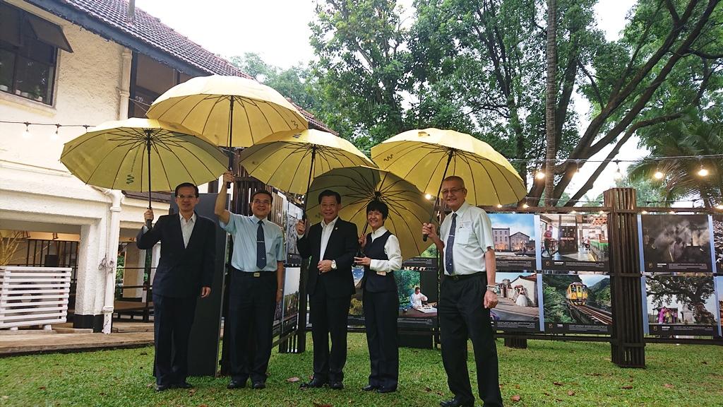 「新加坡慈濟」執行長劉瑞士(左二)觀迎梁國新代表(中)、戴輝源副代表(左一)參觀「新加坡慈濟25週年成果展」。(107年9月7日)