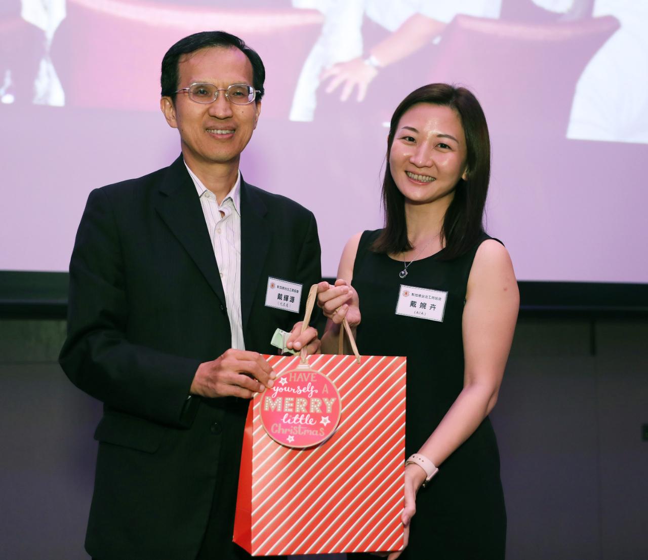 戴副代表(圖左)與摸彩獲獎者新加坡台北工商協會青商會會員戴婉卉小姐合影。(107/12/22)