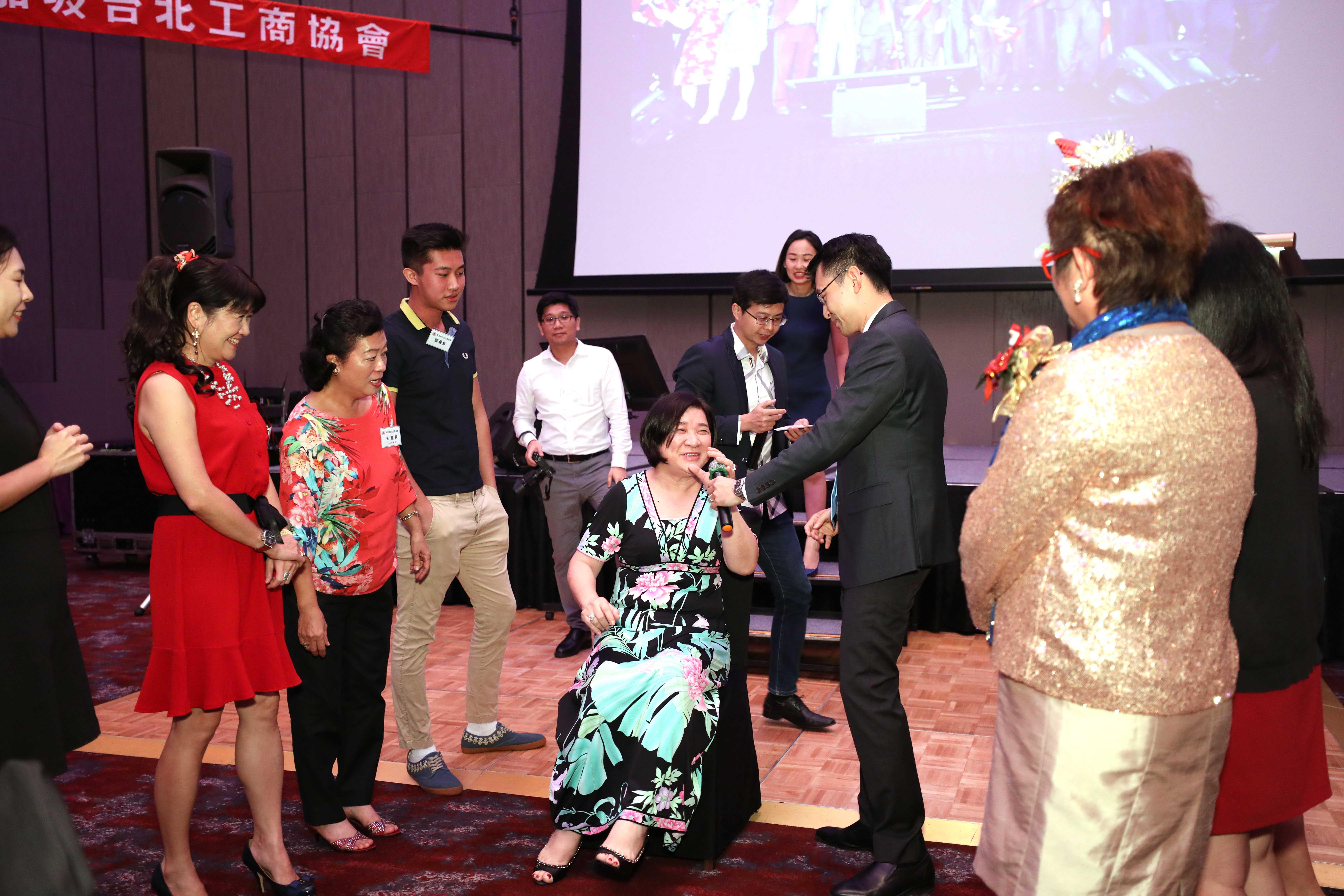 晚會節目進行「搶椅子猜歌名」有獎趣味搶答競賽。(107/12/22)