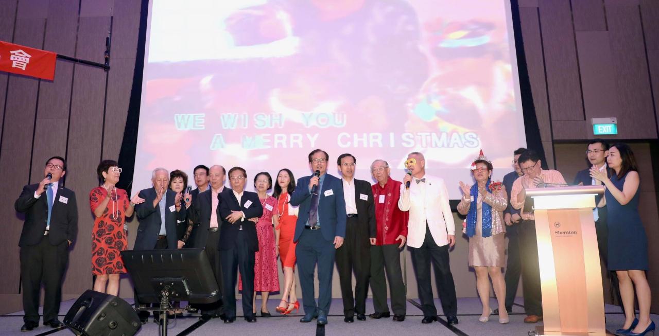 新加坡台北工商協會會長、副會長及歷屆名譽會長上台大合唱。(107/12/22)