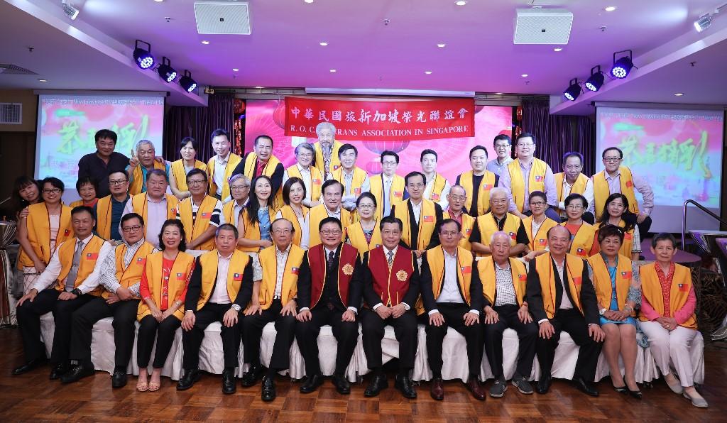 本處代表梁國新(第一排右6)於新加坡榮光聯誼會舉辦之2019新春聯誼餐會與所有會員員眷合照。(108/02/19)

