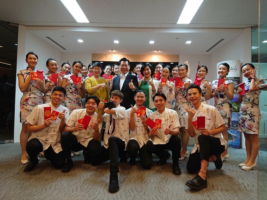 駐新加坡台北代表處梁國新代表(第二排中)與「國立臺灣藝術大學」舞蹈系師生於108年2月4日晚間圍爐餐敘。