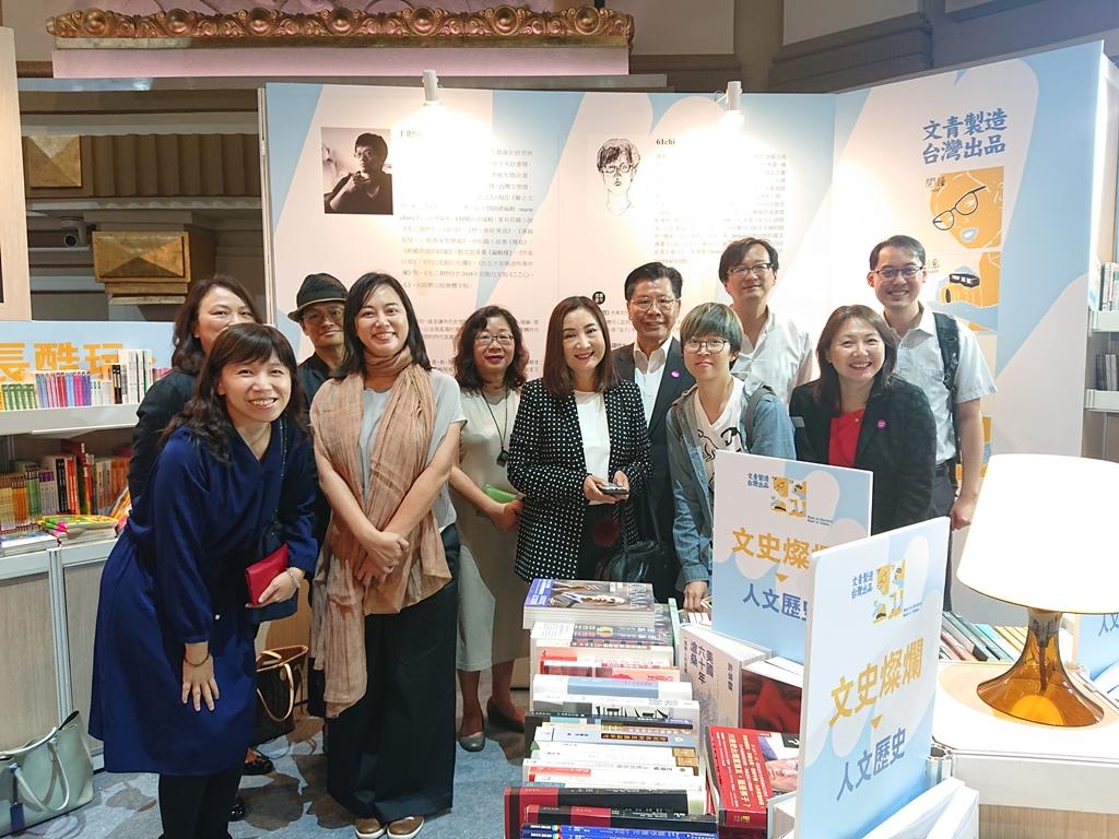駐新加坡台北代表處代表梁國新(後排右三)、文化部人文及出版司司長鄧美容(後排左一)、參展作家王聰威(後排左二)、張惠菁(前排左二)、劉宜其(前排右二)、張鐵志(後排右二)在新加坡書展「臺灣館」推廣臺灣優異出版品。(108/06/01)
