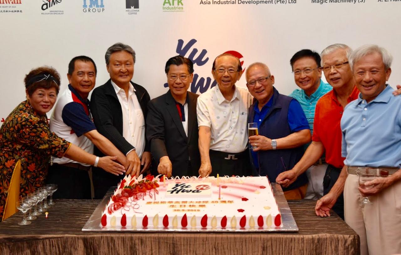梁大使(左4)與新加坡裕華高爾夫球隊成立40週年來歷屆隊長一齊切生日蛋糕。(108/05/30)