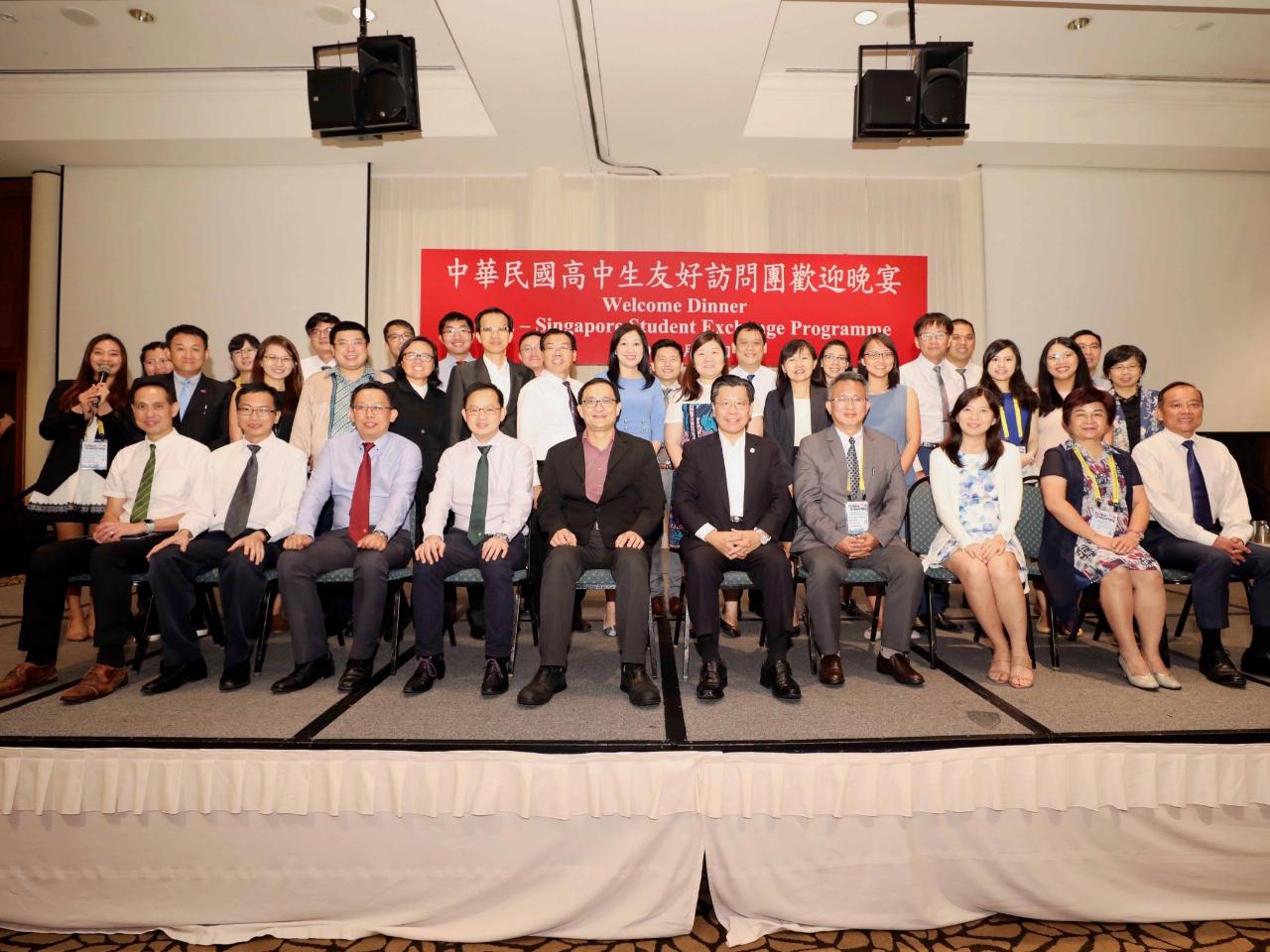 駐新加坡台北代表處代表梁國新(前排右五)於7月23日主持第36屆「中華民國高中生友好訪問團」歡迎晚宴，與10所臺、星學校師長合影。(108/07/23)