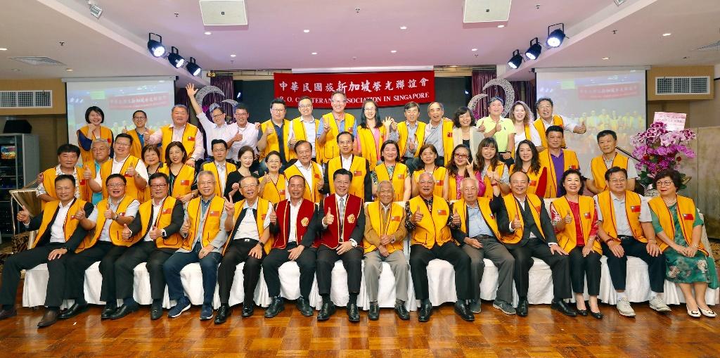 本處代表梁國新(第一排左7)與新加坡榮光聯誼會全體會員大合照。(108/07/01)