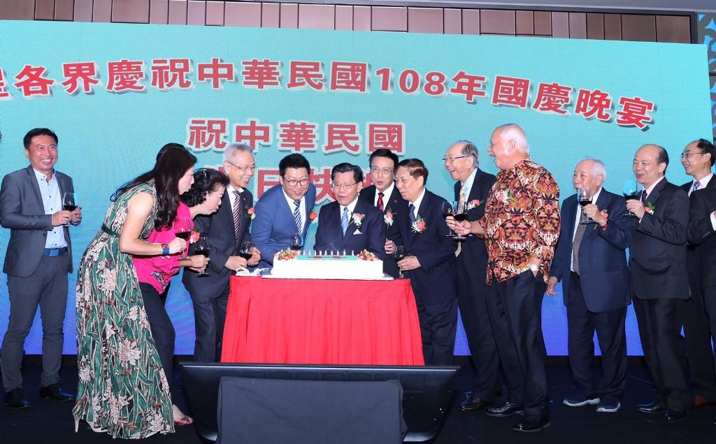 本處代表梁國新(左6)與所有僑務榮譽職人員及社團負責人上台切生日蛋糕 (108/10/10)