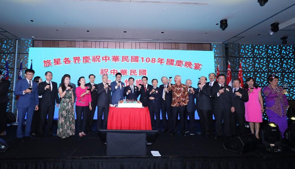 本處代表梁國新偕新加坡地區僑務榮譽職人員及社團負責人齊高頌「飲勝」祝酒，恭祝中華民國國運昌隆(108/10/10)