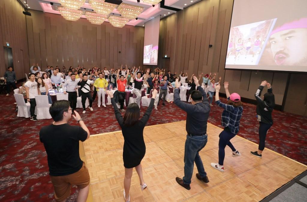 新加坡台北工商協會舉辦2019年終舞會，安排主持人等與所有參加者於節目一開始進行熱身健康操。(108/12/27)