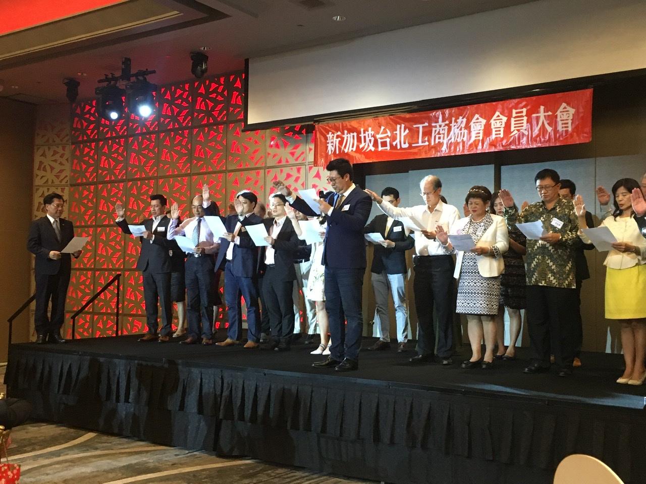 新加坡台北工商協會第17屆新任理事由新任會長楊正祺(最前排持麥克風者)帶領進行宣誓，本處代表梁國新(最左邊)應邀監誓。(109/01/18)