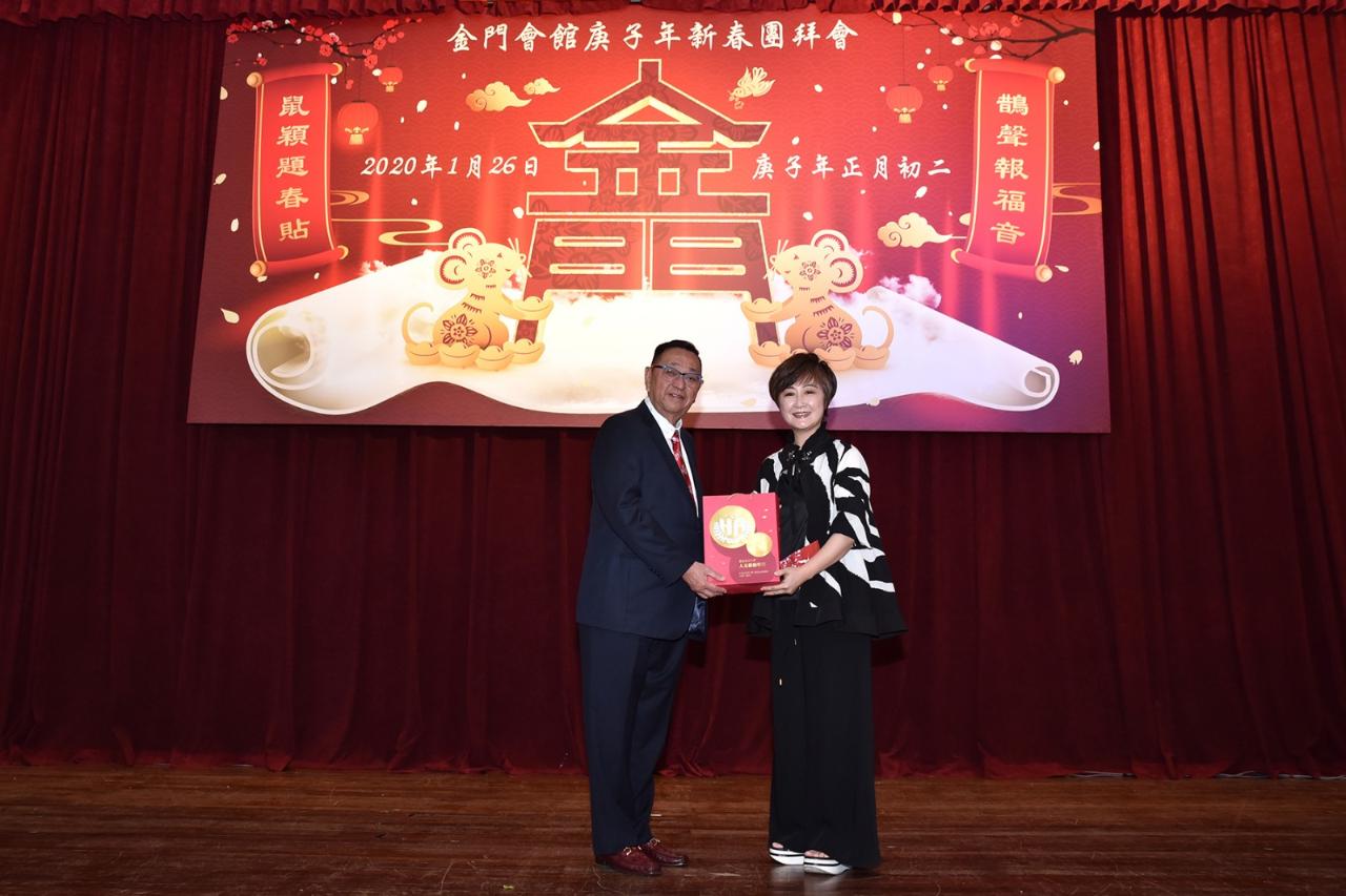 新加坡金門會館副主席陳篤漢(左)頒贈紀念品，由台北市立大學舞蹈系主任蕭君玲(右)代表接受。(109/01/26)