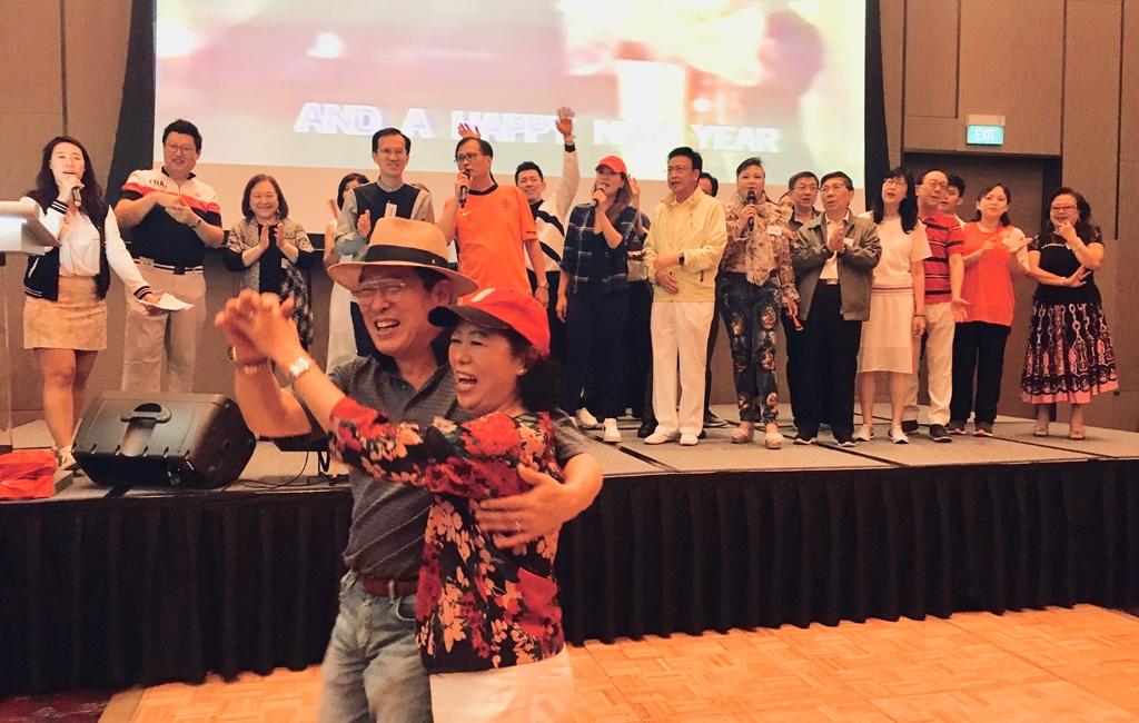新加坡台北工商協會舉辦2019年終舞會，所有摸彩得獎者上台高歌
迎接新的一年。 (108/12/27)
