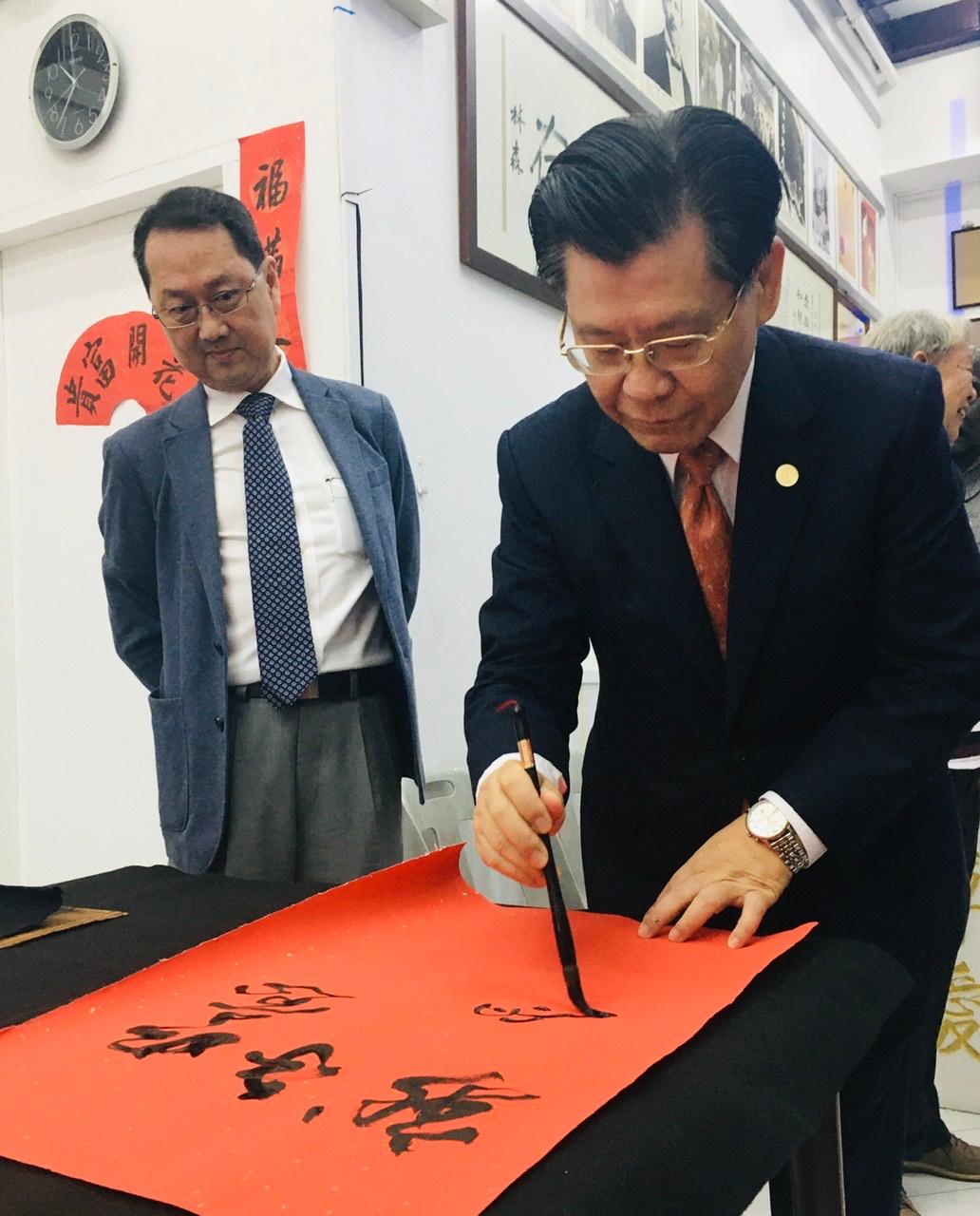 本處代表梁國新(右)揮春，同德書報社社長羅德民(左)一旁觀賞。(109/02/01)