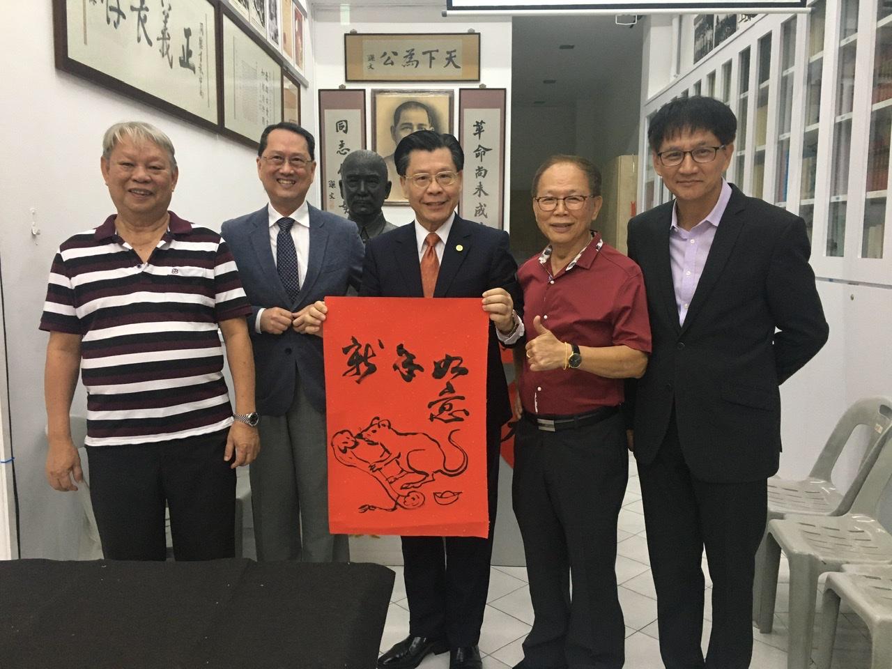 本處代表梁國新(中)與同德書報社社長羅德民(左2)、名譽社長湛承憲(右2)及新加坡留台大專校友會會長吳英發(右1)合影。(109/02/01)