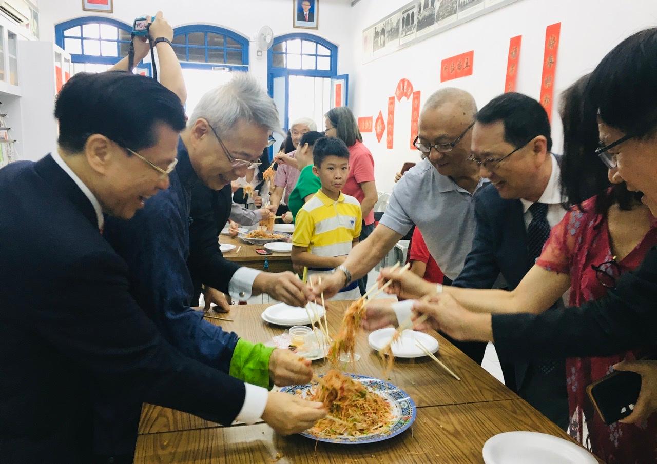 本處代表梁國新(左1)、僑務諮詢委員陳正吉(左2)、同德書報社社長羅德民(右2)撈魚生賀新年。(109/02/01)