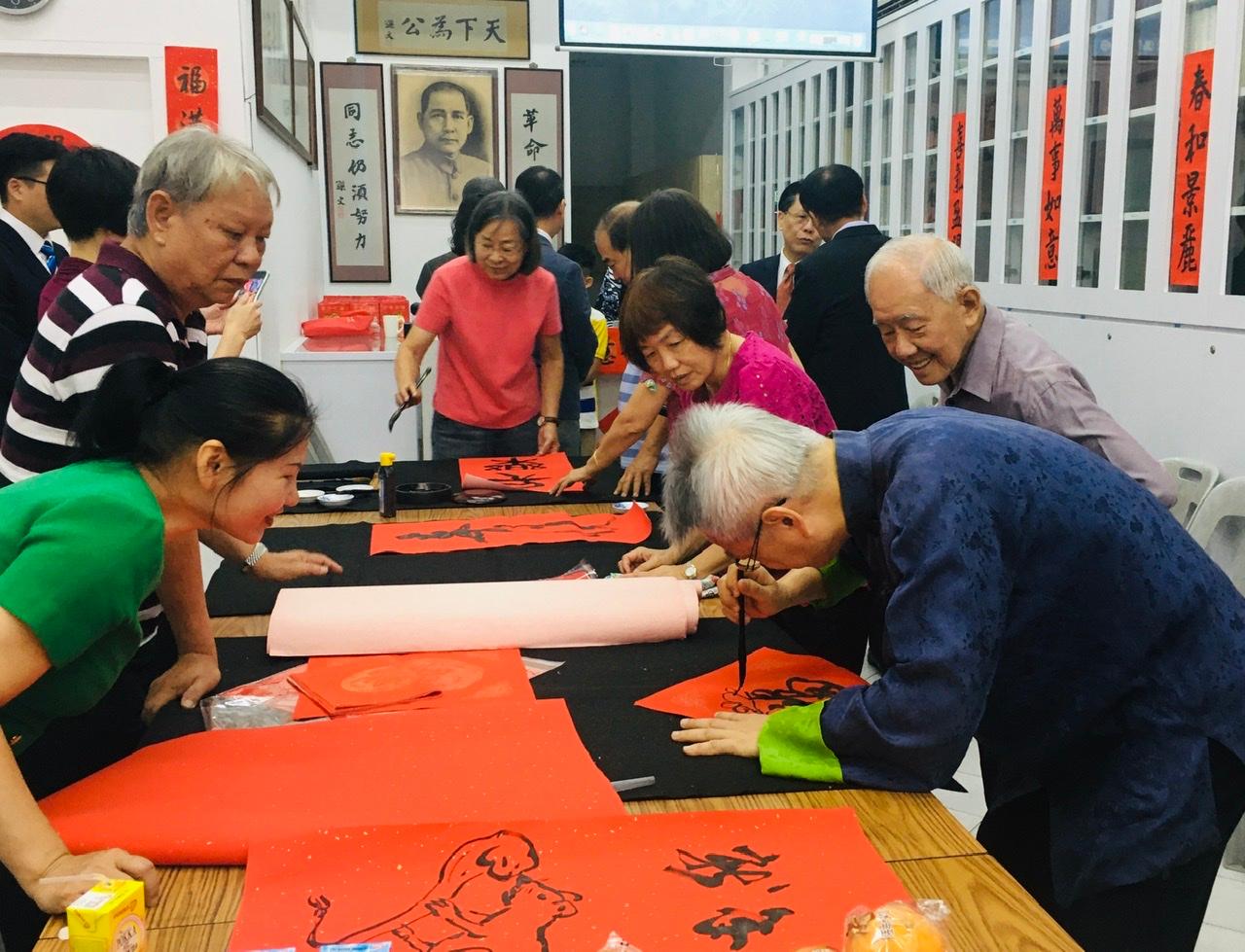 新加坡同德書報社舉辦2020新春團拜，眾人樂揮毫迎新春。 (109/02/01)
