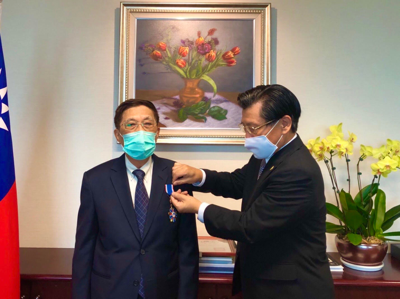 本處代表梁國新頒發「客家委員會三等客家事務專業獎章」予鍾僑務諮詢委員仕達。(109/08/18)